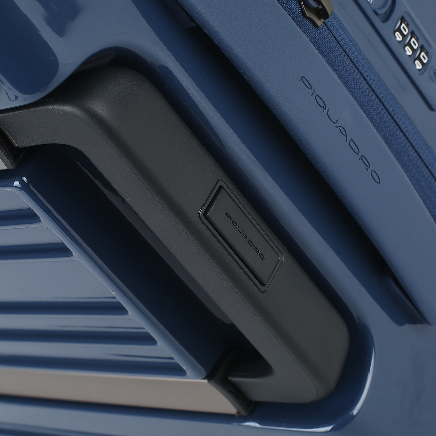 Чемодан для ручной клади из поликарбоната Piquadro PQ Light