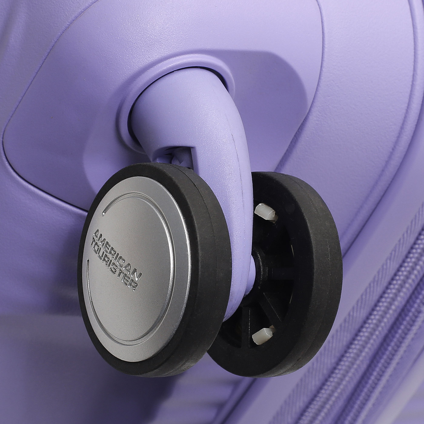 Чемодан средний M из полипропилена American Tourister Soundbox