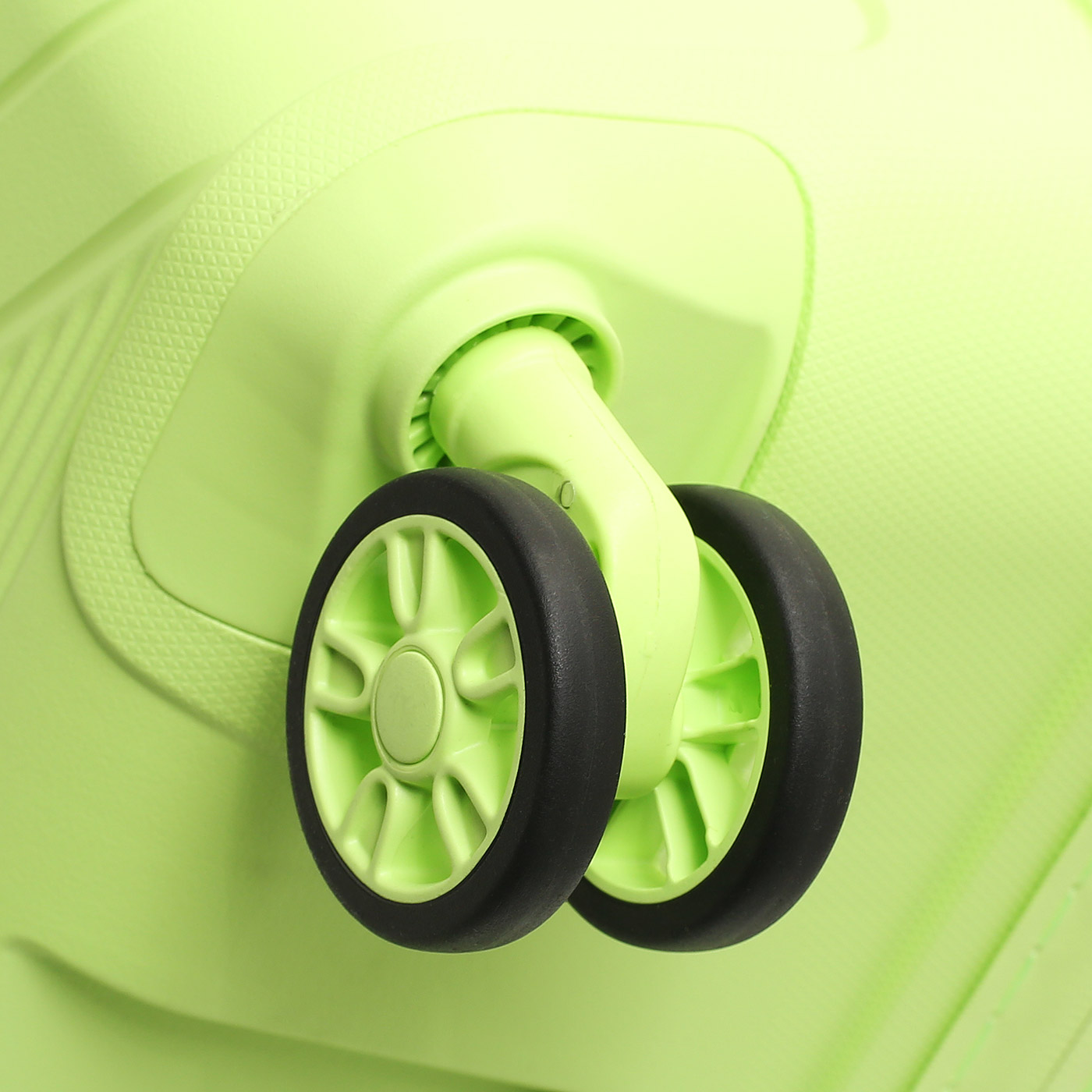 Чемодан большой L из полипропилена American Tourister Airconic