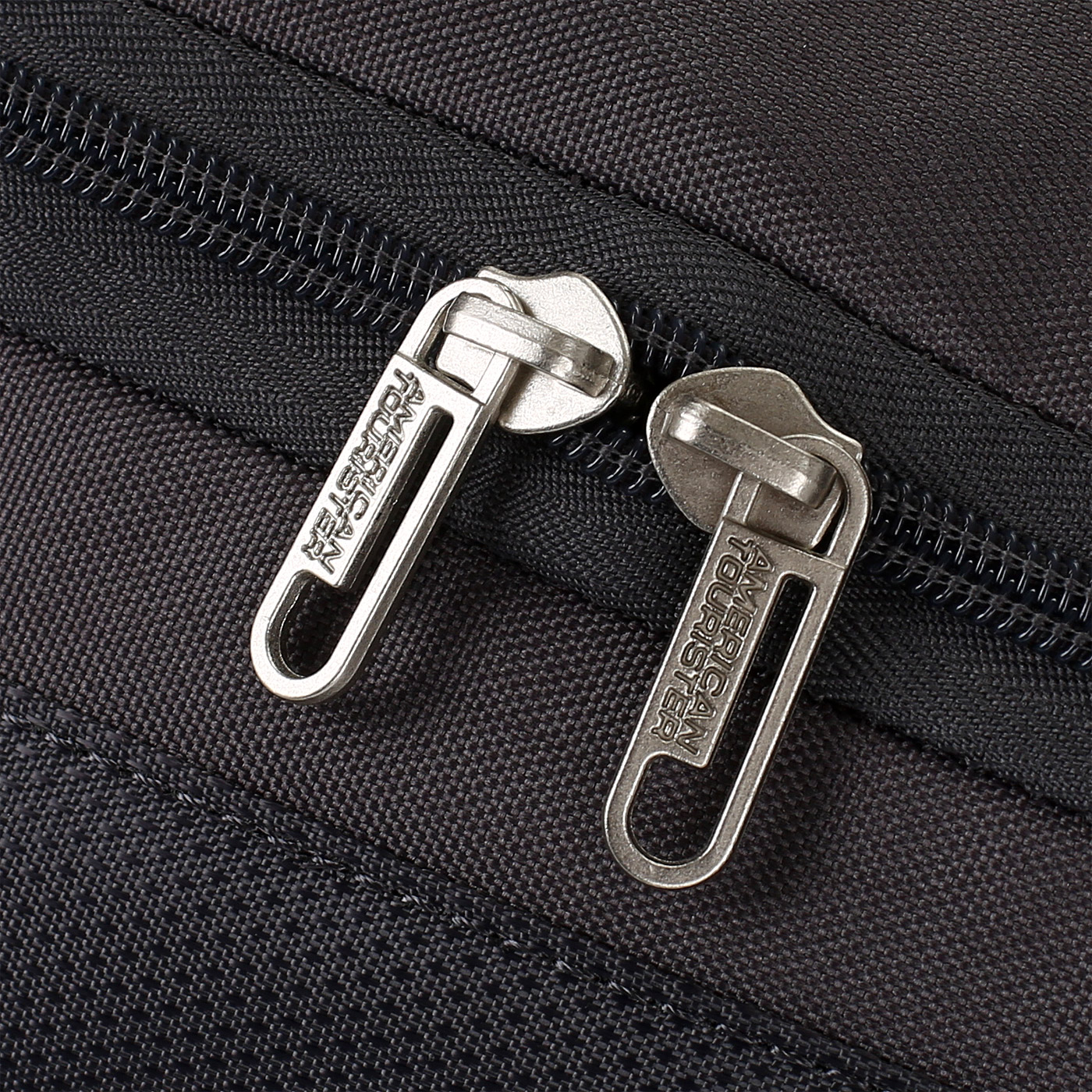 Дорожная сумка на колесах American Tourister Heat Wave