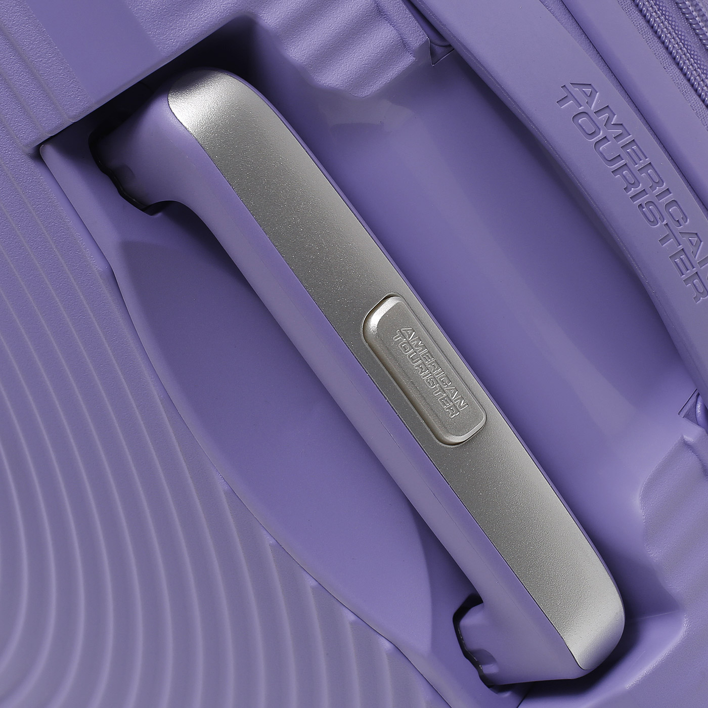 Чемодан средний M из полипропилена American Tourister Soundbox