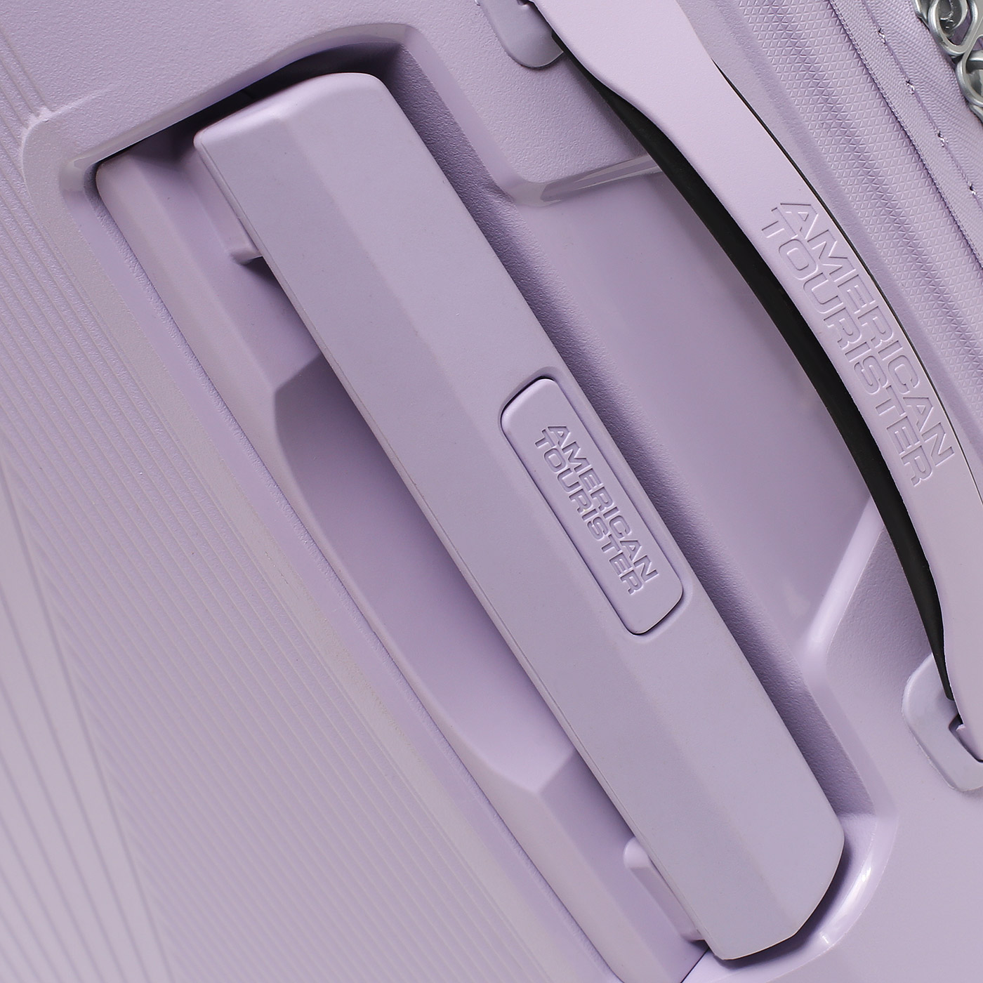 Чемодан средний M из полипропилена American Tourister Airconic