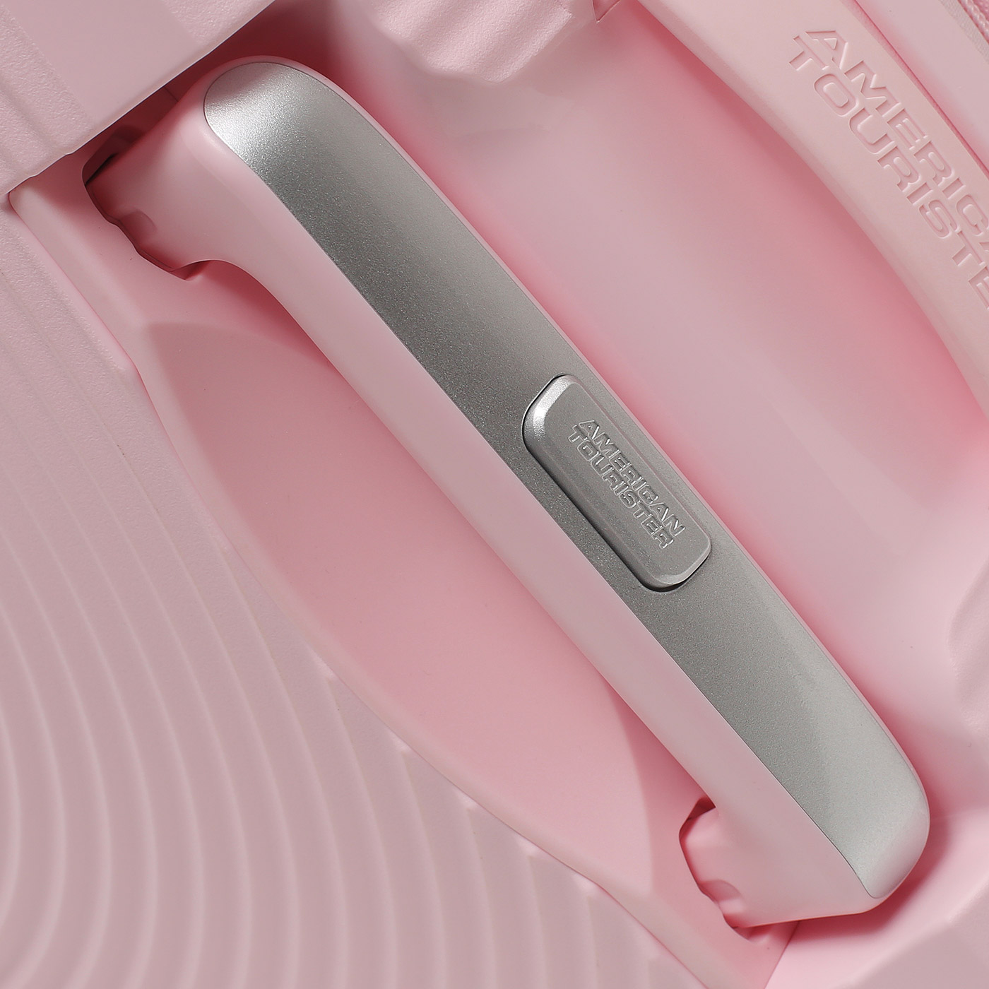 Чемодан средний M из полипропилена American Tourister Soundbox