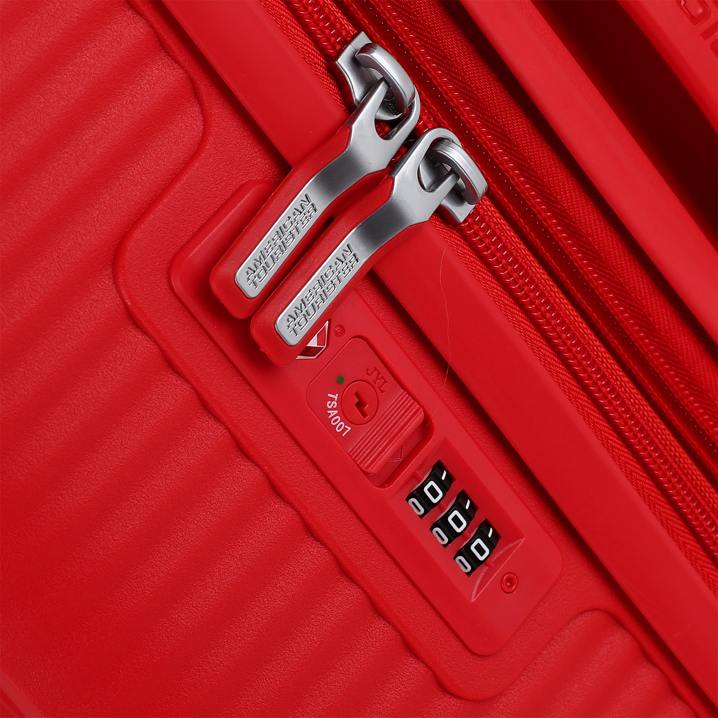 Чемодан средний M из полипропилена с кодовым замком American Tourister Soundbox