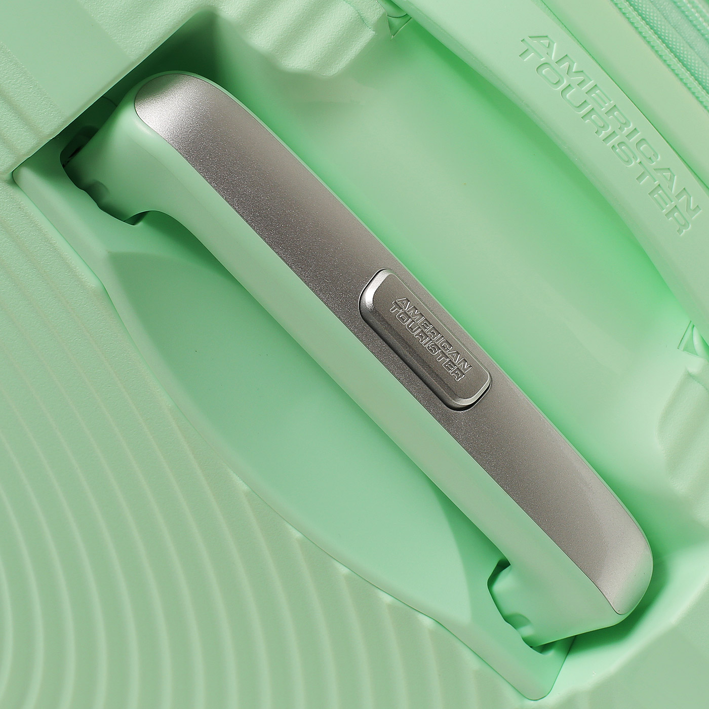 Чемодан средний M из полипропилена American Tourister Soundbox