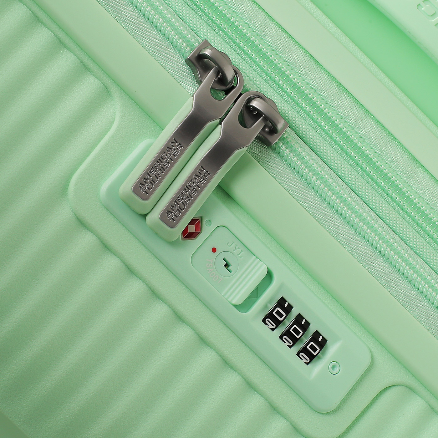 Чемодан средний M из полипропилена American Tourister Soundbox