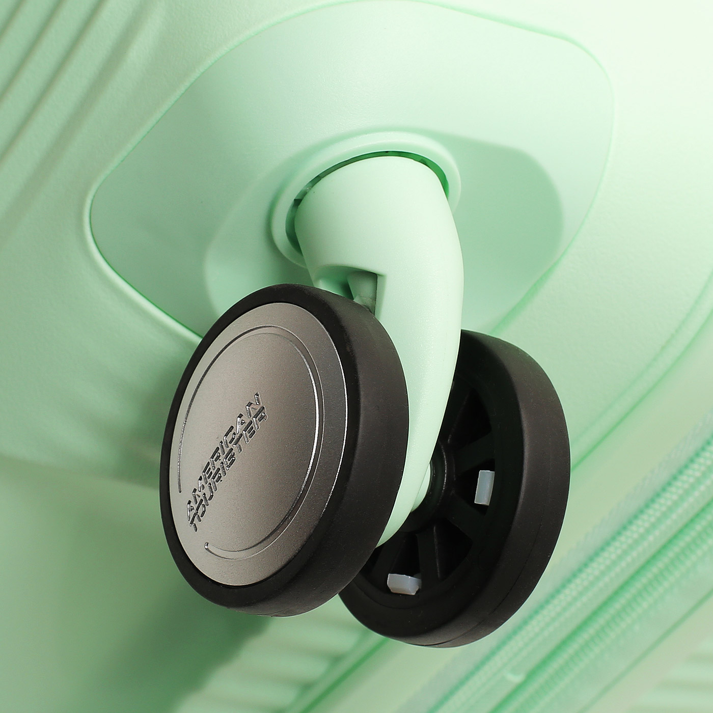 Чемодан средний M из полипропилена American Tourister Soundbox