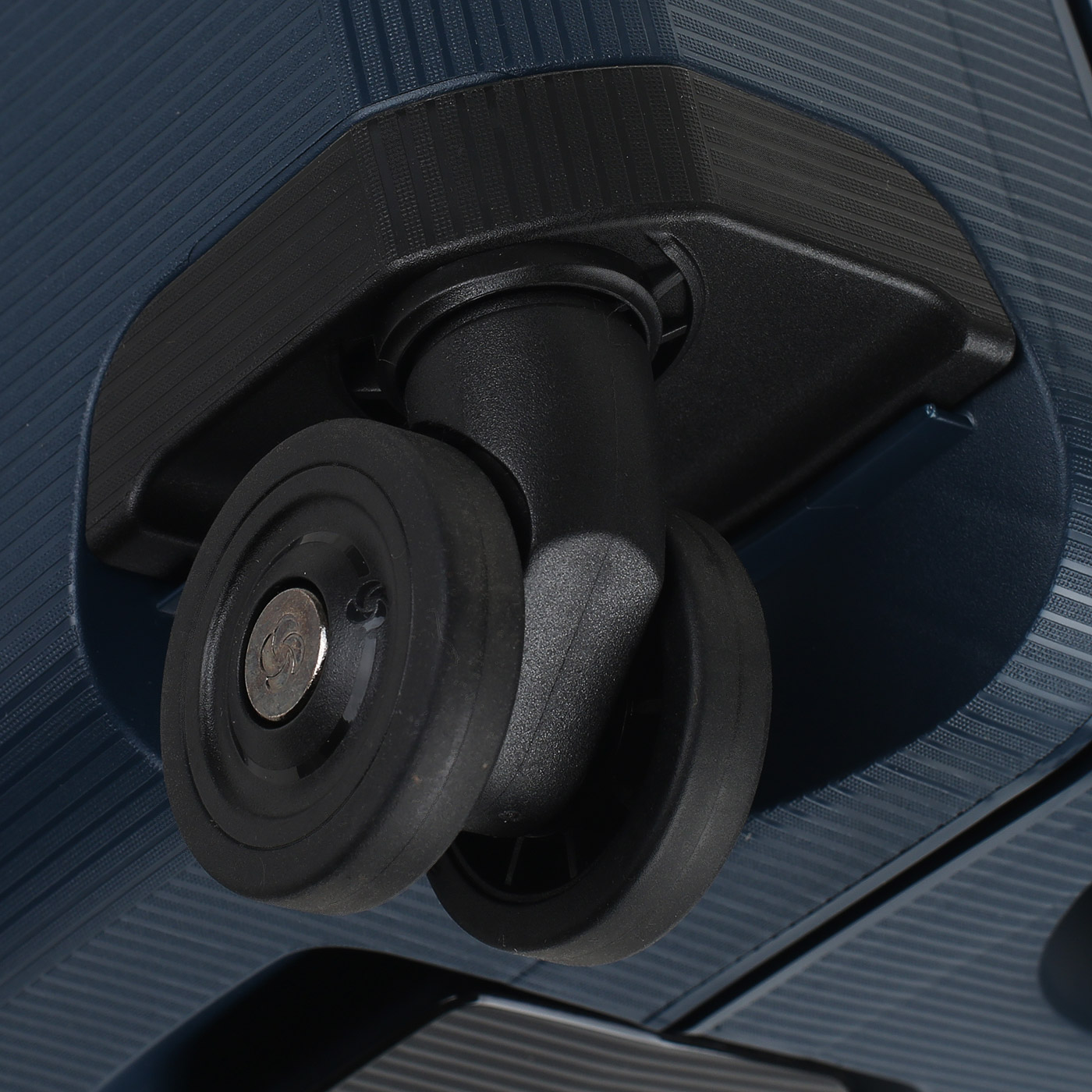 Чемодан для ручной клади из полипропилена с кодовым замком Samsonite Magnum ECO