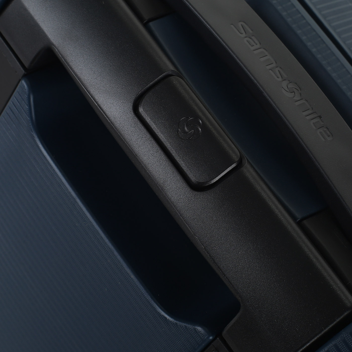 Чемодан для ручной клади из полипропилена с кодовым замком Samsonite Magnum ECO