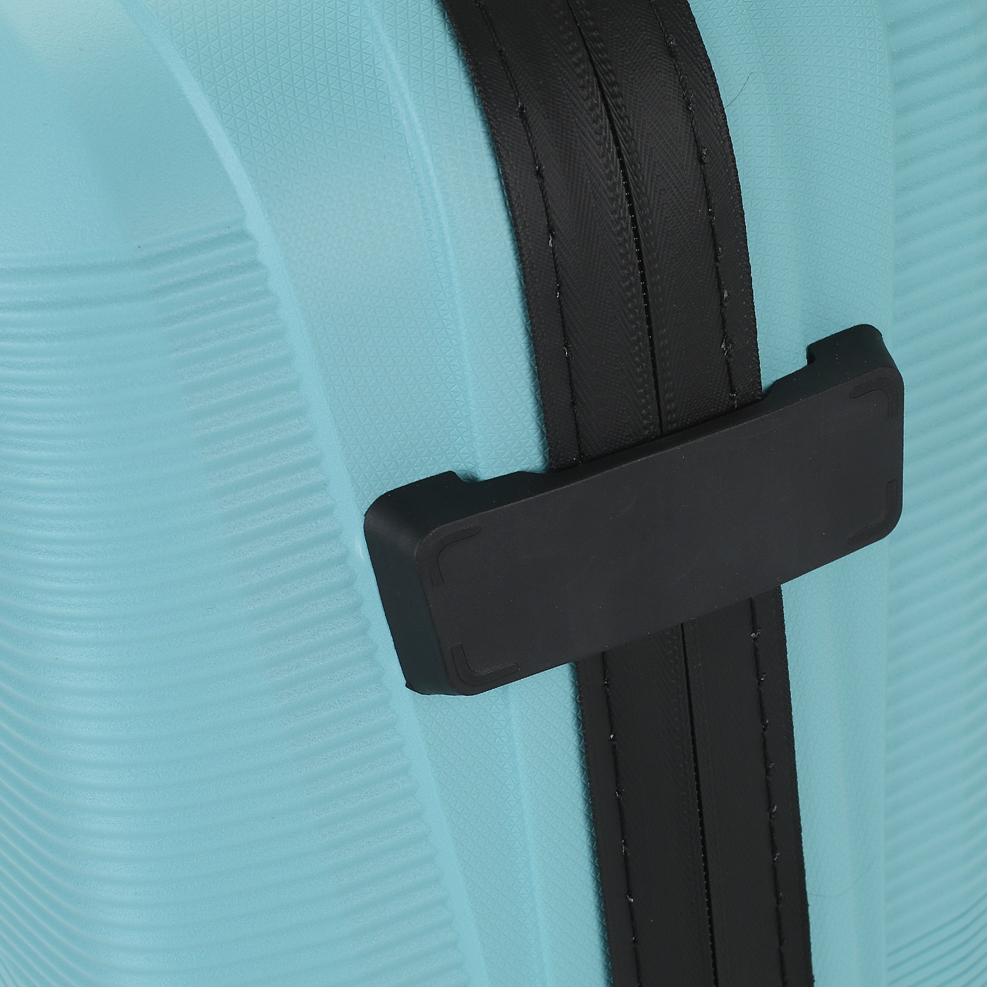 Чемодан для ручной клади из полипропилена с кодовым замком American Tourister Airconic