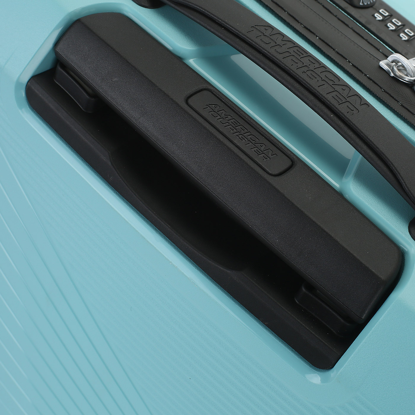 Чемодан для ручной клади из полипропилена с кодовым замком American Tourister Airconic